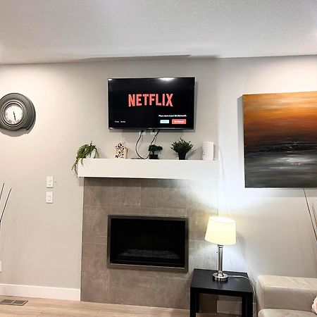 Flowealth Property Luxury Villa Near Lake Netflix Tv Wifi YYC Exterior foto