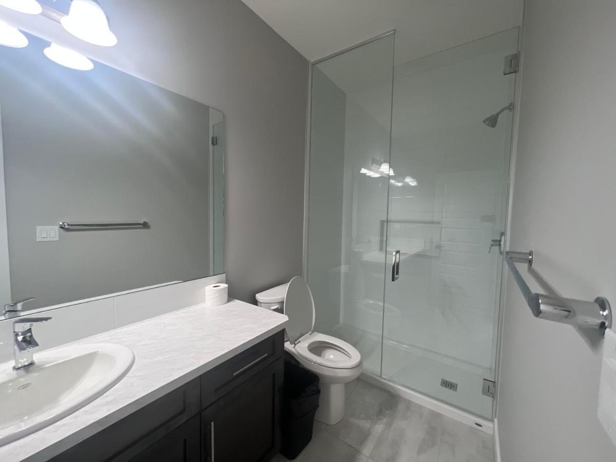 Flowealth Property Luxury Villa Near Lake Netflix Tv Wifi YYC Exterior foto