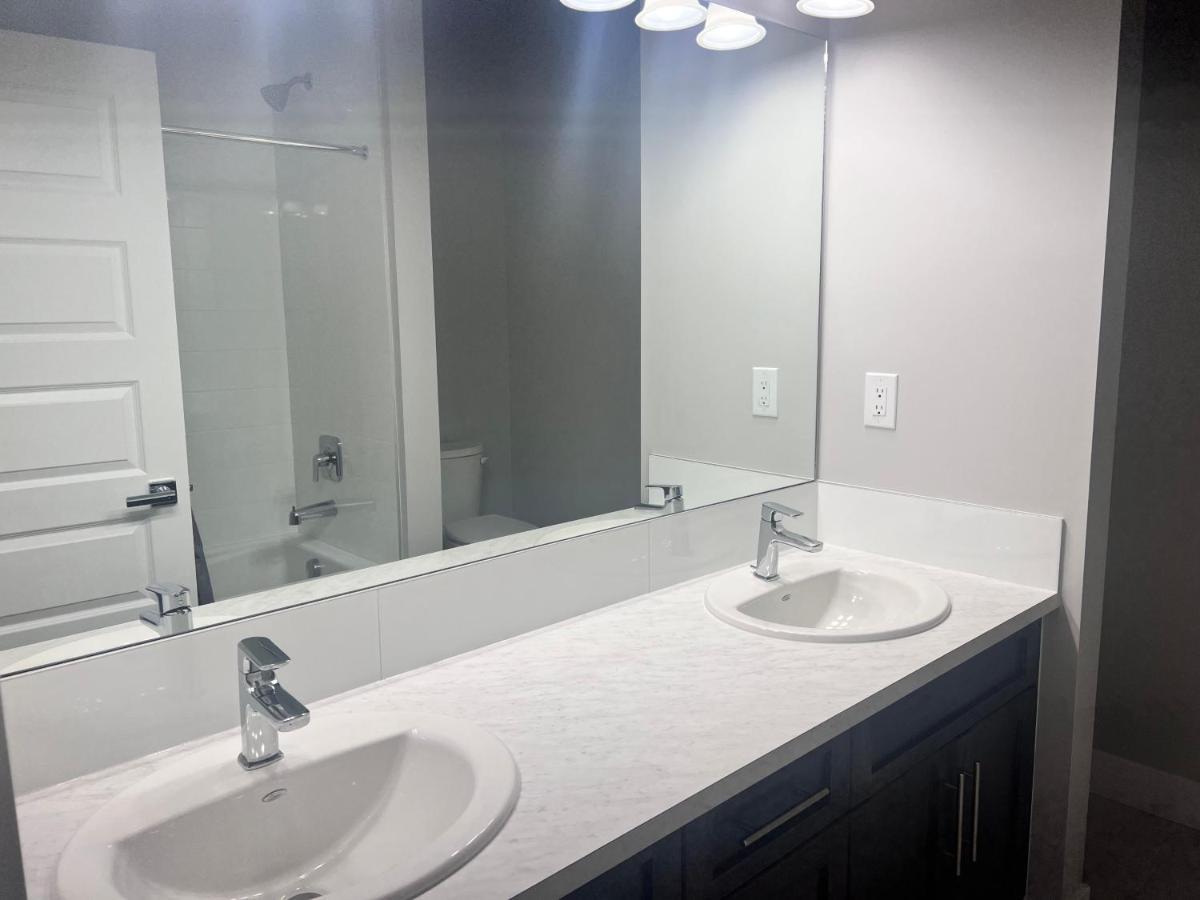 Flowealth Property Luxury Villa Near Lake Netflix Tv Wifi YYC Exterior foto