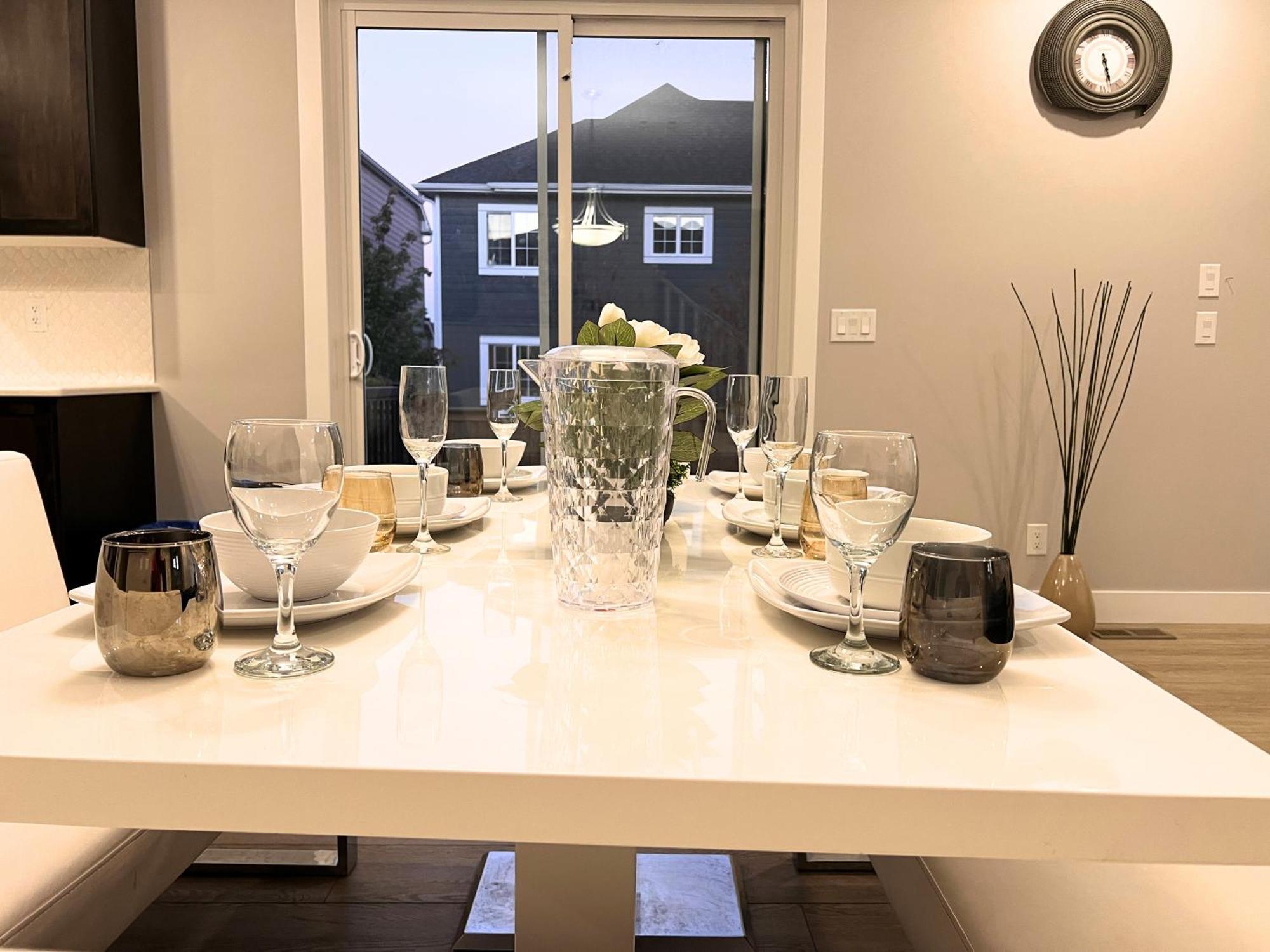 Flowealth Property Luxury Villa Near Lake Netflix Tv Wifi YYC Exterior foto