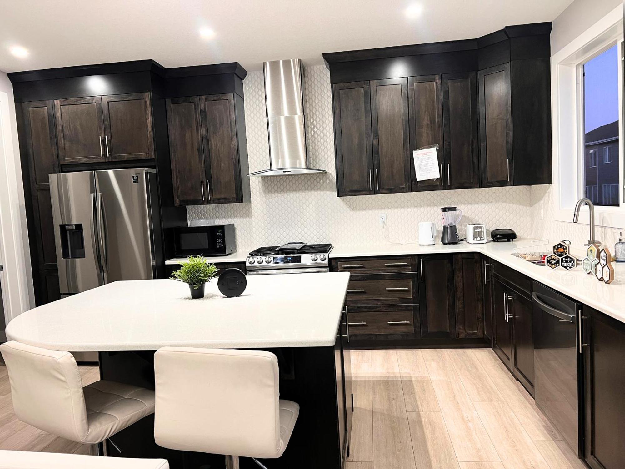 Flowealth Property Luxury Villa Near Lake Netflix Tv Wifi YYC Exterior foto