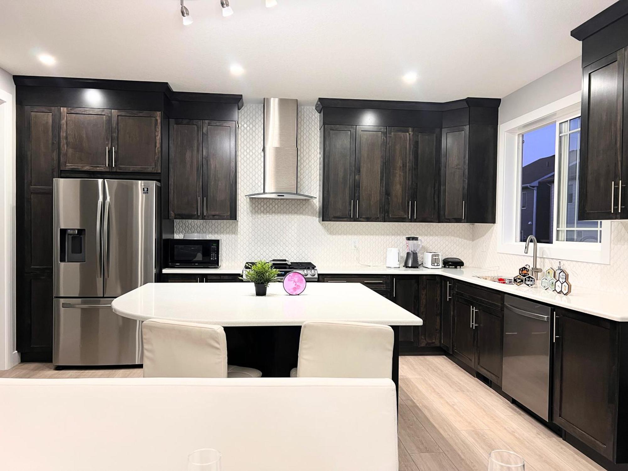 Flowealth Property Luxury Villa Near Lake Netflix Tv Wifi YYC Exterior foto