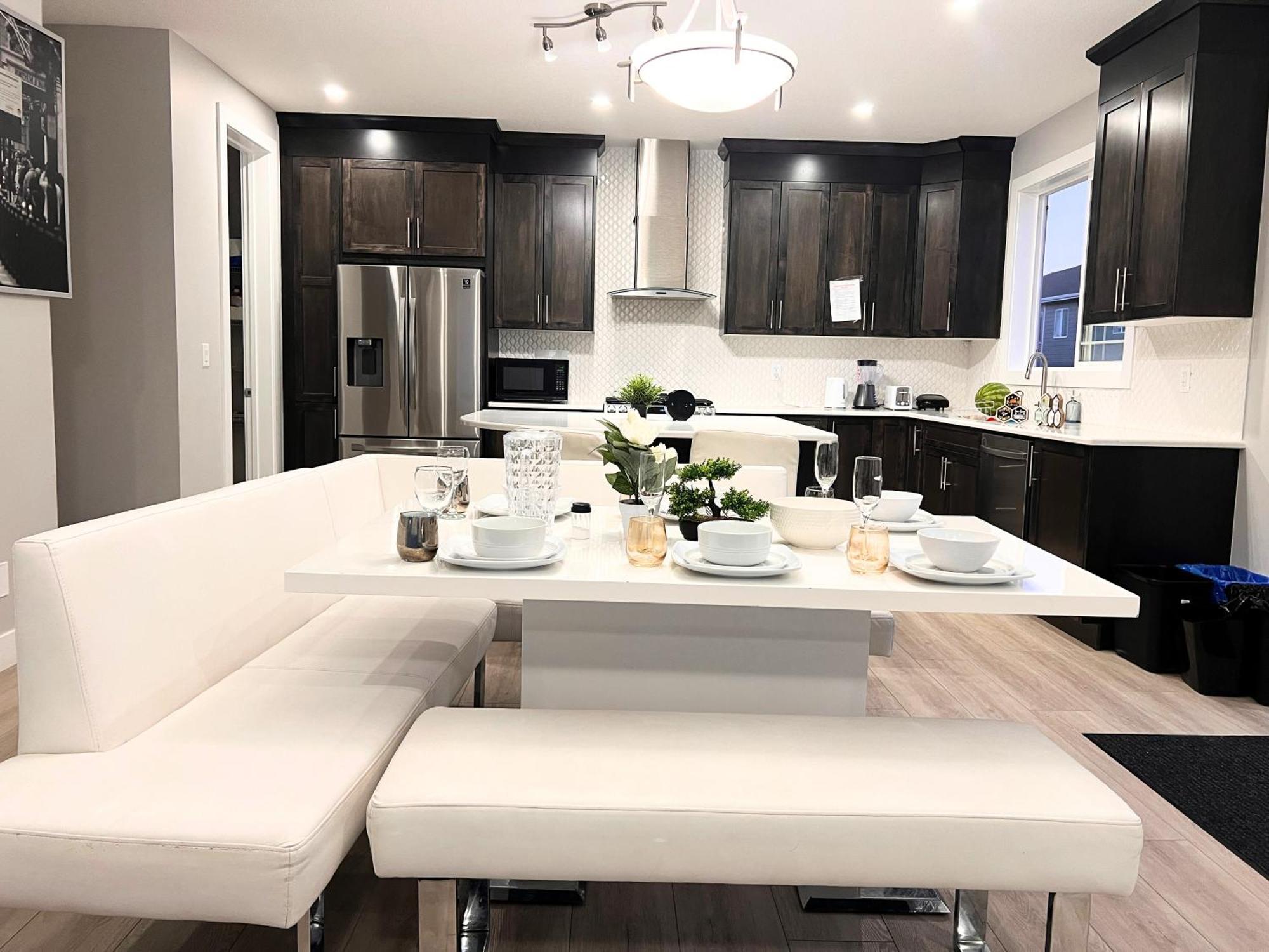 Flowealth Property Luxury Villa Near Lake Netflix Tv Wifi YYC Exterior foto