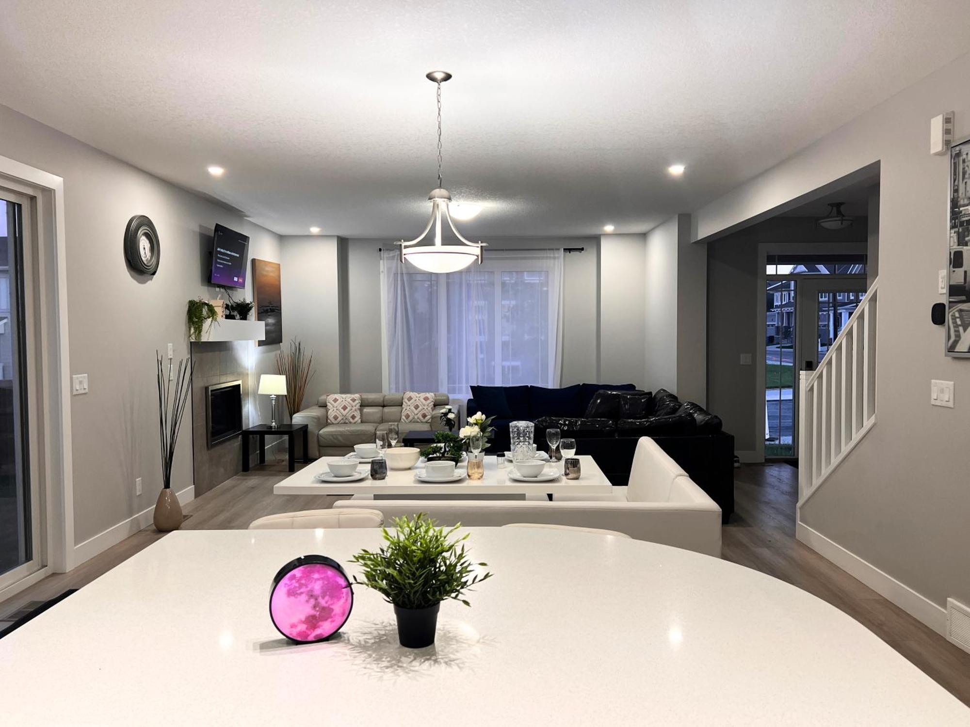 Flowealth Property Luxury Villa Near Lake Netflix Tv Wifi YYC Exterior foto