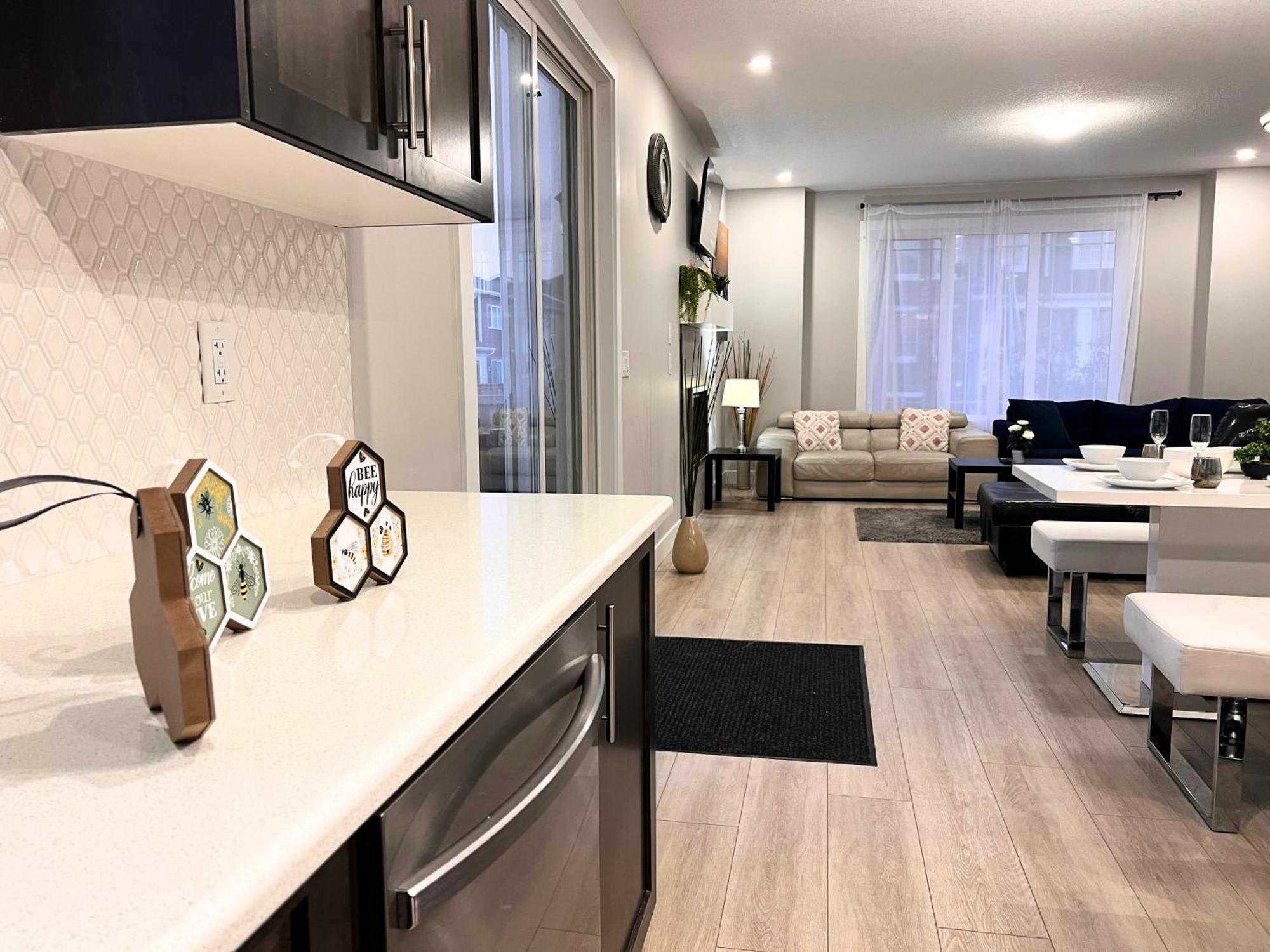 Flowealth Property Luxury Villa Near Lake Netflix Tv Wifi YYC Exterior foto